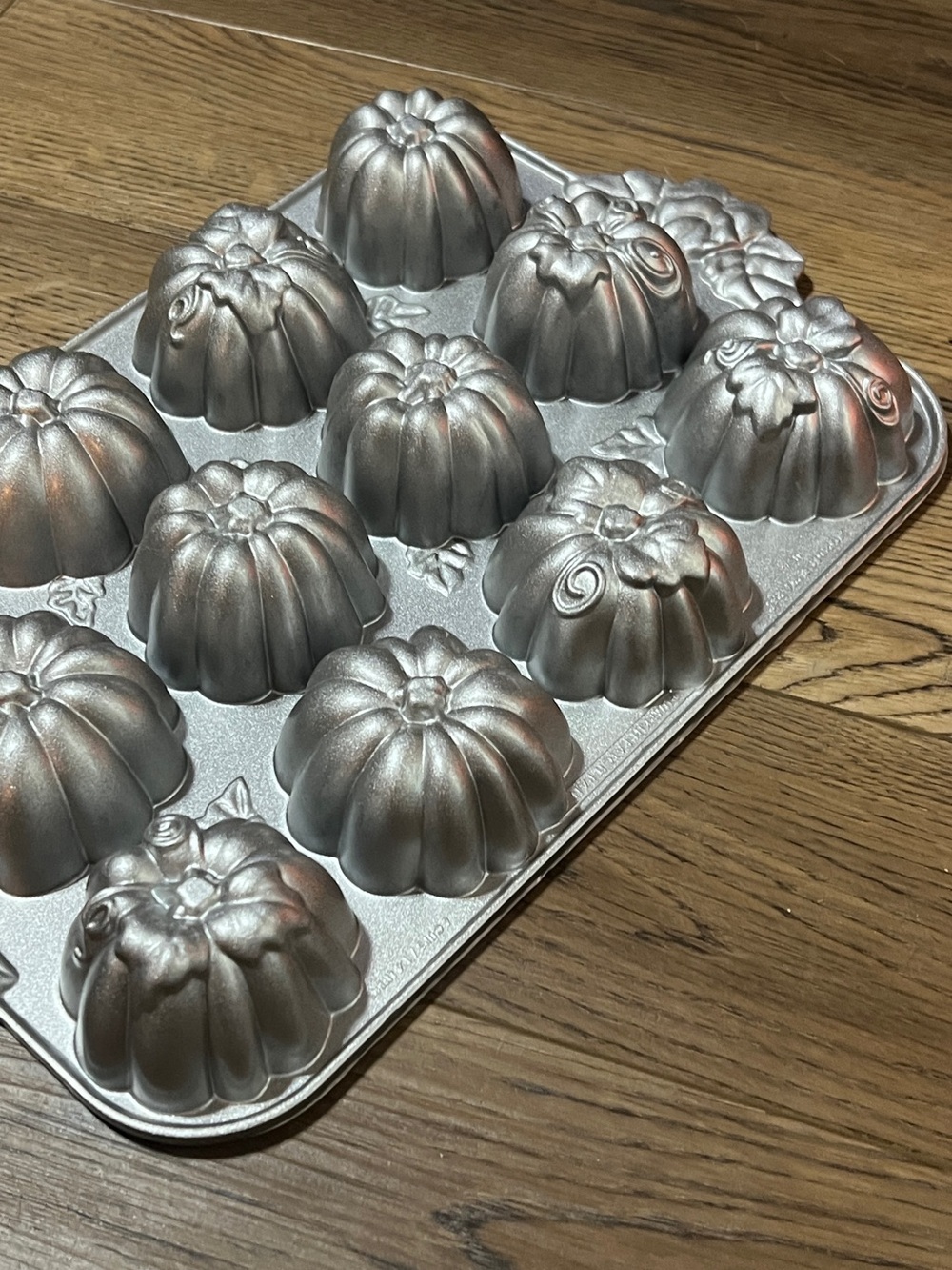 Nordic Ware Muffin Pumpkin Patch Bundt Pan, makes 12